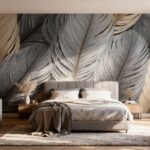 Groot fotobehang met gedetailleerde zachte veren in grijze en gouden tinten in een moderne, luxe slaapkamer.