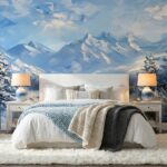 Artistiek fotobehang van een besneeuwd berglandschap in blauwe en witte verfstreken in een moderne slaapkamer.