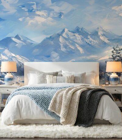 Artistiek fotobehang van een besneeuwd berglandschap in blauwe en witte verfstreken in een moderne slaapkamer.