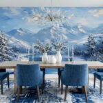 Artistiek fotobehang van een besneeuwd berglandschap in verschillende tinten blauw en wit met een geschilderde textuur.